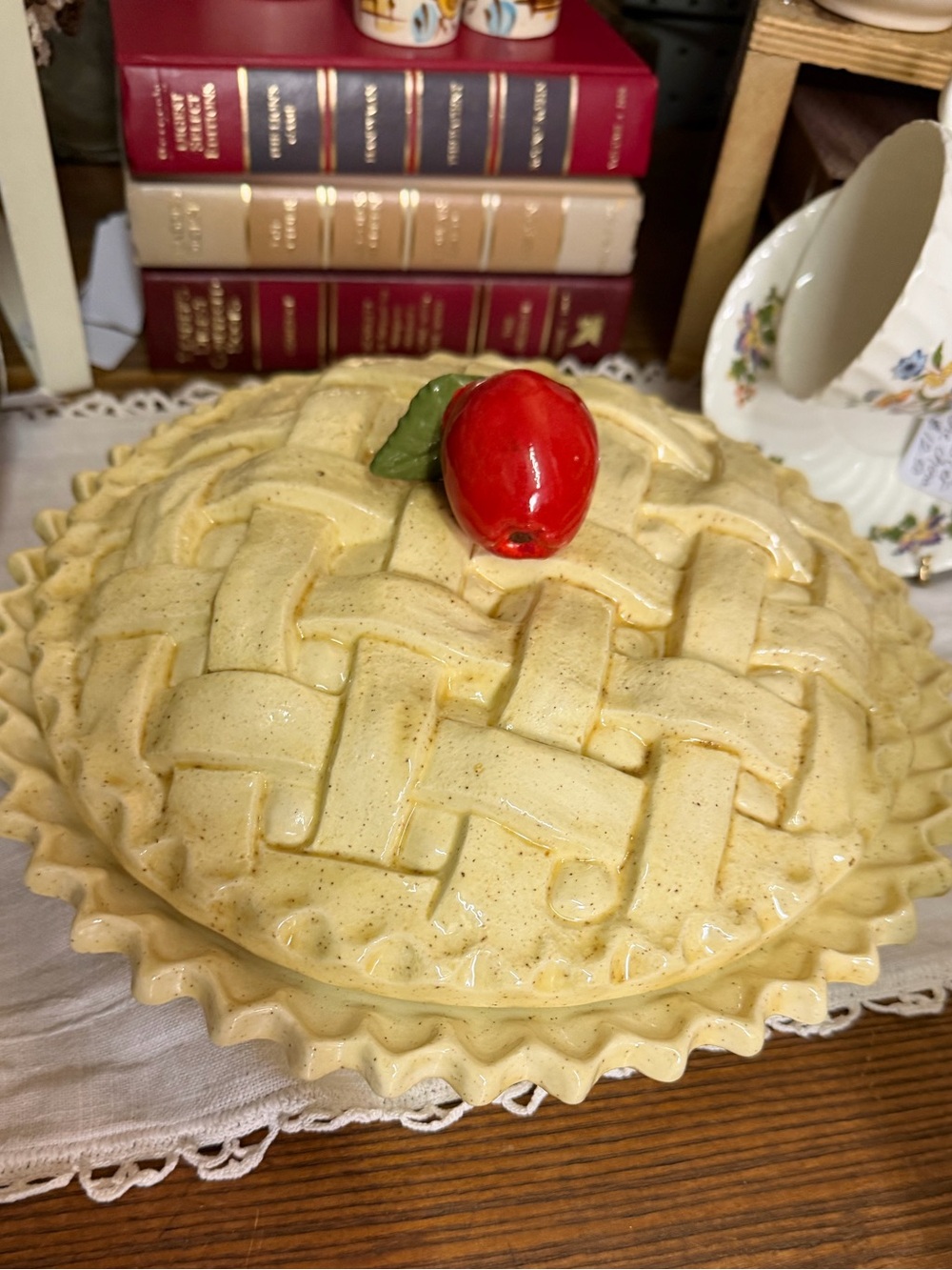 Vtg Ceramic Lidded Pie Dish with Red Apple Accent - Cream
